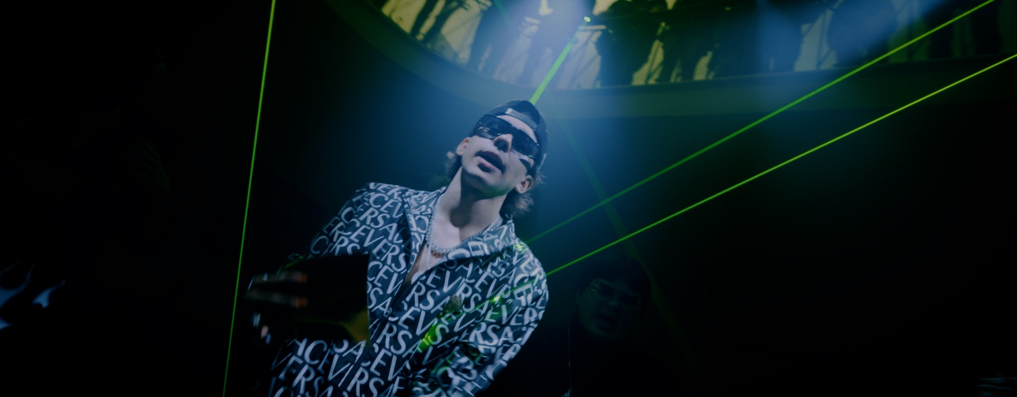 Fotograma con iluminación verde del video Infiltrados